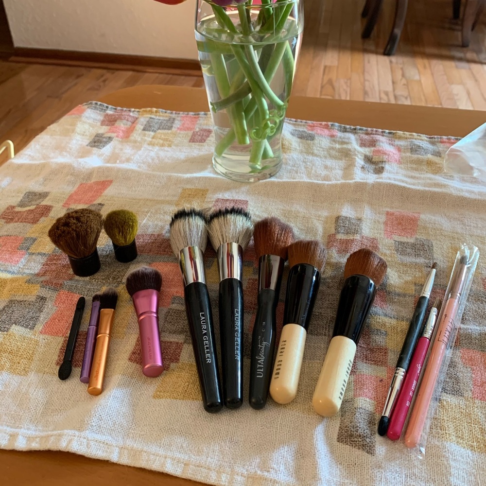 Lot of brushes, Bobbi brown included